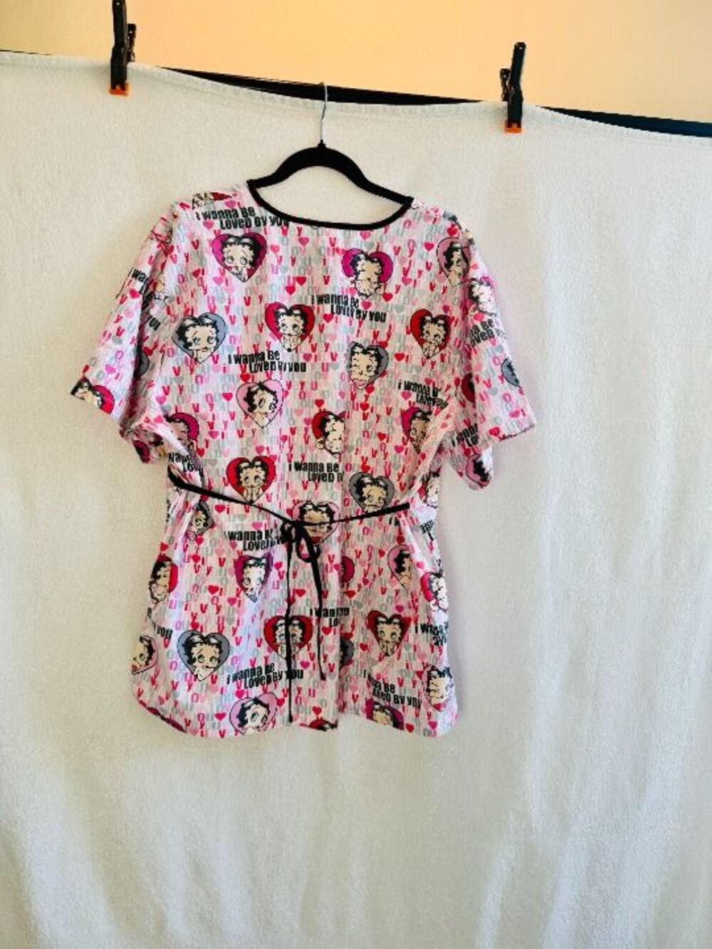 Betty Boop, I Wanna Be Loved By You, pink/red/gray/white/black scrub top